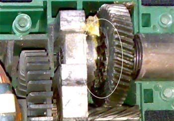 один храповик соединяется с корпусом инструмента, другой – с патроном, который вращается. Стопор, находящийся между храповиками, не дает им контактировать, если функция удара отключена. Этот стопор убирается, когда дрель переходит в ударный режим работы. Благодаря контакту храповиков сверло получает дополнительное поступательное движение. один храповик соединяется с корпусом инструмента, другой – с патроном, который вращается. Стопор, находящийся между храповиками, не дает им контактировать, если функция удара отключена. Этот стопор убирается, когда дрель переходит в ударный режим работы. Благодаря контакту храповиков сверло получает дополнительное поступательное движение.