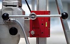 Крепление сверлильного двигателя к каретке с помощью пластины крепления Cardi