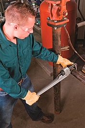 Применение алюминиевого прямого трубного ключа 14" Ridgid Aluminum Heavy Duty 814 Применение алюминиевого прямого трубного ключа 14" Ridgid Aluminum Heavy Duty 814